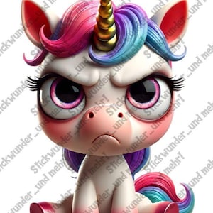 Könnte beinhalten: Ein Cartoon-Einhorn mit einem wütenden Gesichtsausdruck. Das Einhorn hat einen weißen Körper, eine rosa und lila Mähne und einen Schweif sowie ein goldenes Horn. Die Augen sind groß und rosa, und das Einhorn sitzt.