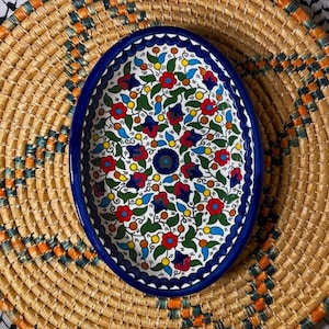 Piatto da portata ovale in ceramica palestinese Piatto da portata ovale in ceramica fatta a mano, prodotto in Palestina