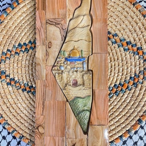 Mapa de cerámica enmarcado en madera de olivo hecho a mano y pintado a mano 19 x 8 pulgadas Hecho en Palestina خزف فلسطيني