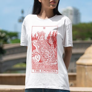 Maglietta Tarocchi: III Carta dei Tarocchi dell'Imperatrice - Maglietta unisex in cotone biologico al 100% con arte spirituale su bianco/beige vintage