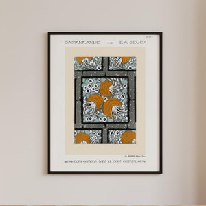 Könnte beinhalten: Ein gerahmtes Vintage-Poster mit einem geometrischen Muster in Grautönen, Weiß und Orange. Das Poster trägt den Titel "Samaritaine" und "La Segre" mit dem Text "Avec la collaboration dans le gout oriental avec la"