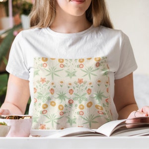 WILLIAM MORRIS - Daisy - 100% Organic Cotton Unisex T-Shirt featuring Vintage Botanical Textile Art White / Vintage Beige