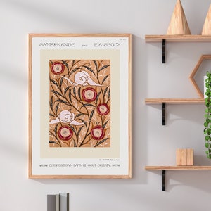 Könnte beinhalten: Ein gerahmter Druck einer Vintage-botanischen Illustration mit einem floralen Muster mit rosa Blüten und Blättern auf beigefarbenem Hintergrund. Der Druck ist betitelt "Samarkande" von "EA Seguy".