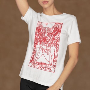 Maglietta Tarocchi: VI La carta dei Tarocchi degli Amanti - Maglietta unisex in cotone biologico al 100% con arte spirituale su bianco / beige vintage
