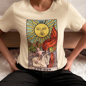 Camiseta de Tarot: Carta XIX del Tarot El Sol - Camiseta unisex 100 % algodón orgánico con arte clásico en blanco y beige vintage