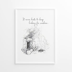 Puede incluir: Ilustración en blanco y negro de Winnie de Pooh sentado afuera de su casa con la cita "Nunca hace daño seguir buscando el sol..." impresa arriba.