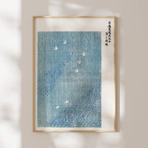 Japanse kunst: zwanen van Taguchi Tomoki (premium gicléekunstafdruk van minimalistische blauwe abstracte kunst) Muurkunst / woondecoratie beschikbaar ingelijst