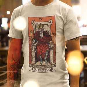 Tarot T-Shirt: IV Die Kaiser Tarot Karte - Unisex T-Shirt aus 100% Bio-Baumwolle mit Classic Art White / Vintage Beige