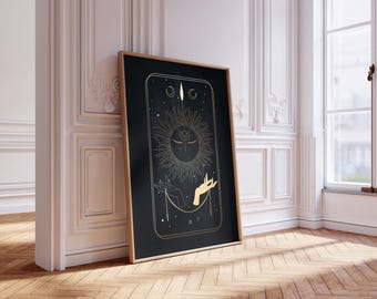 Könnte beinhalten: Ein gerahmtes, rechteckiges Wandbild mit schwarzem Hintergrund und goldenen Linienzeichnungen. Das Motiv zeigt eine zentrale Sonne mit geschlossenen Augen, umgeben von Strahlen, Sternen und zwei Händen, die eine feine Kette mit kleinen Anhängern halten.