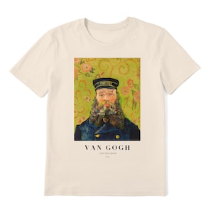 Op de afbeelding: Een beige T-shirt met een print van een schilderij van Vincent van Gogh. Het schilderij toont een man met een baard die een blauw jasje en een pet draagt met de tekst "POSTES". De tekst "VAN GOGH DE POSTBODE 1889" is onder het schilderij gedrukt.