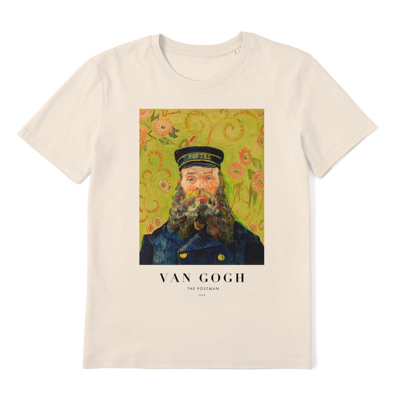 Op de afbeelding: Een beige T-shirt met een print van een schilderij van Vincent van Gogh. Het schilderij toont een man met een baard die een blauw jasje en een pet draagt met de tekst "POSTES". De tekst "VAN GOGH DE POSTBODE 1889" is onder het schilderij gedrukt.