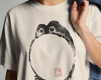Camiseta japonesa com estampa de sapo, por Matsumoto Hoji | Camiseta vintage japonesa em algodão orgânico | Cores branca e bege