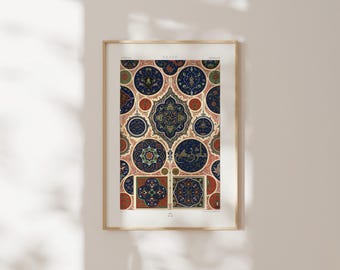 Könnte beinhalten: Ein gerahmter Wandkunstdruck mit komplexen geometrischen und floralen Mustern in den Farben Dunkelblau, Rot und Creme. Das Design umfasst kreisförmige und quadratische Motive mit detaillierten Verzierungen und dem Text ARABE oben.