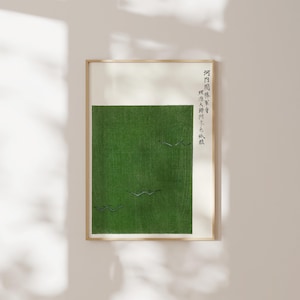 Puede incluir: Una lámina de arte enmarcada que presenta un gran bloque rectangular de color verde bosque texturizado centrado sobre un fondo crema. La obra incluye pequeñas siluetas de pájaros negras estilizadas y texto de caligrafía japonesa negro vertical a la derecha.