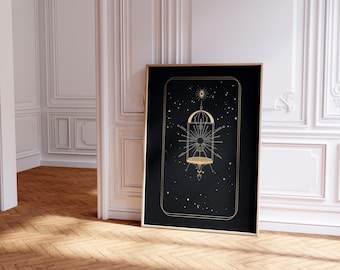 Puede incluir: Una impresión rectangular enmarcada con fondo negro y arte lineal dorado de una jaula de pájaros rodeada de líneas geométricas radiantes, estrellas y un símbolo de ojo central. El número romano V se encuentra en la parte inferior.