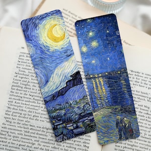 Può includere: Due design di segnalibri con dipinti famosi di Vincent van Gogh. Il primo segnalibro presenta un cielo notturno stellato con una luna crescente e una città in lontananza. Il secondo segnalibro presenta un cielo notturno stellato sopra una città con un ponte e una coppia che cammina in primo piano.