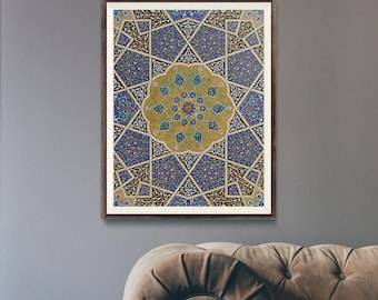 Könnte beinhalten: Ein rechteckiger Wandkunstdruck in einem dunklen Holzrahmen mit einem komplexen geometrischen Muster, einem zentralen goldenen Blumenmedaillon, umgeben von komplizierten blauen, schwarzen und weißen sternförmigen Fliesenmotiven und detaillierten Filigranlinien.