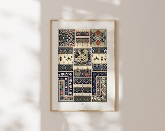 Könnte beinhalten: Ein rechteckiger Wandkunstdruck in einem hellen Holzrahmen mit einem Raster aus komplizierten, farbenfrohen geometrischen und floralen Mustern in Blau-, Rot-, Gold- und Cremetönen. Das mittlere Feld zeigt verzierte arabische Kalligrafie in einem kreisförmigen Rahmen.