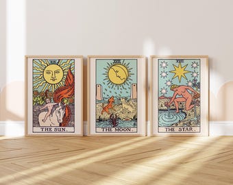 Könnte beinhalten: Drei rechteckige Wandbilder mit Tarotkarten-Illustrationen. Das linke Bild zeigt Die Sonne mit einem Kind auf einem Pferd, das mittlere zeigt Den Mond mit einem Hund und einem Wolf, und das rechte zeigt Den Stern mit einer Figur, die Wasser gießt.
