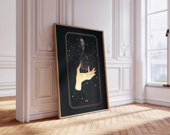 Könnte beinhalten: Ein gerahmter, rechteckiger Wandkunstdruck mit schwarzem Hintergrund und goldenen Linien. Die Illustration zeigt eine Hand, die einen Kristall hält, über dem eine Feder schwebt, umgeben von Sternen und der römischen Ziffer VIII unten.