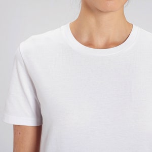 Op de afbeelding: Een effen wit T-shirt met korte mouwen en een ronde hals.