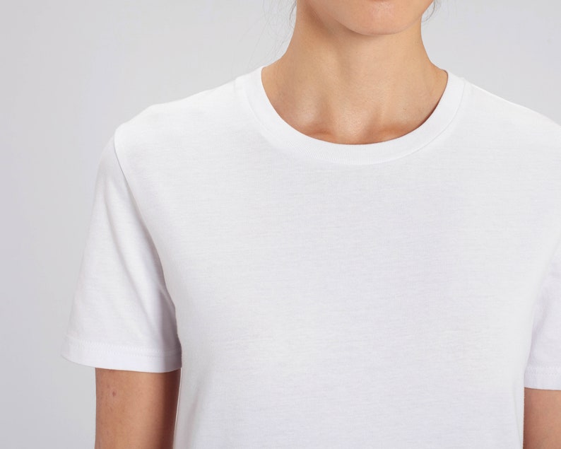 Op de afbeelding: Een effen wit T-shirt met korte mouwen en een ronde hals.
