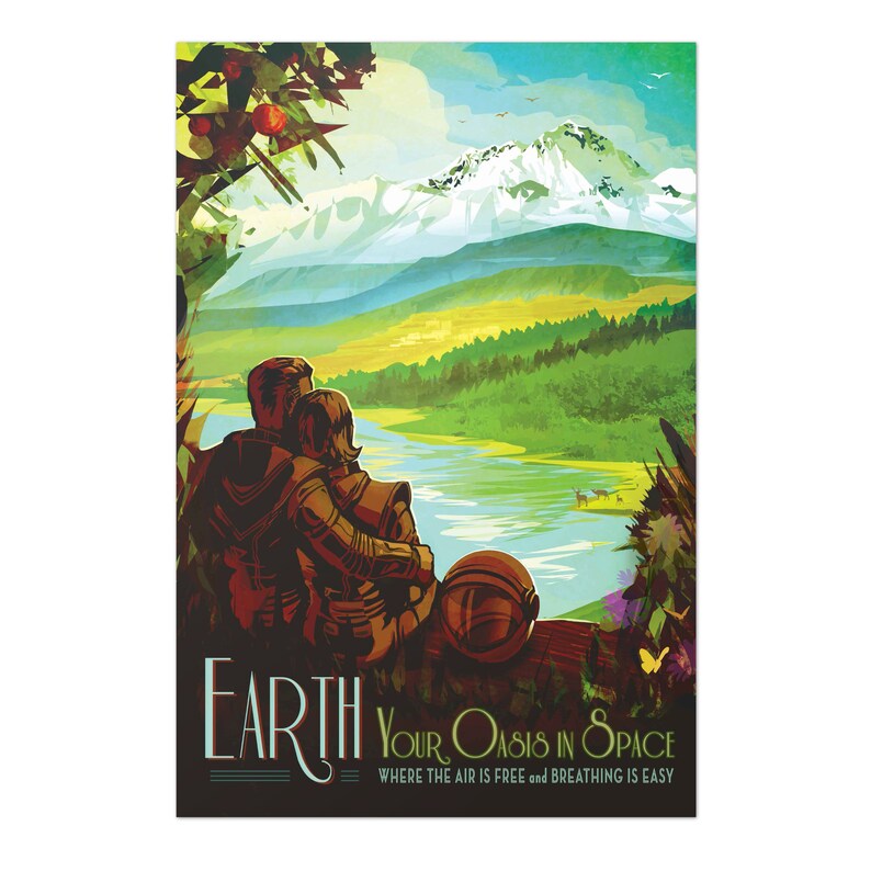 Puede incluir: Un cartel de viaje de estilo vintage con una pareja con trajes espaciales mirando un exuberante paisaje verde con un r&iacute;o y monta&ntilde;as en el fondo. El texto dice "EARTH YOUR OASIS IN SPACE WHERE THE AIR IS FREE and BREATHING IS EASY".