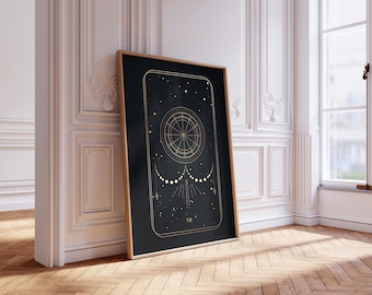 Könnte beinhalten: Ein rechteckiges gerahmtes Wandbild mit schwarzem Hintergrund und goldenen himmlischen Linienzeichnungen, bestehend aus einem zentralen kreisförmigen geometrischen Design, einer Mondphasenreihe und der römischen Ziffer VII unten mittig.