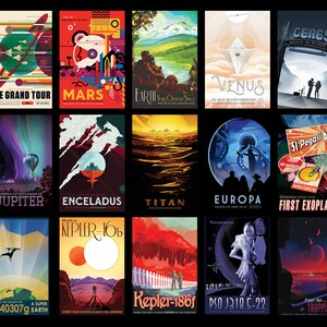 Puede incluir: Una colecci&oacute;n de 12 p&oacute;sters de viaje de estilo retro que representan planetas, lunas y exoplanetas. Cada p&oacute;ster tiene un dise&ntilde;o &uacute;nico e incluye texto sobre el cuerpo celeste. Los p&oacute;sters est&aacute;n en un formato de cuadr&iacute;cula con un fondo negro.