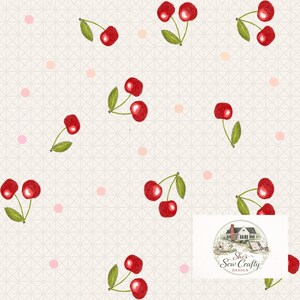 Può includere: Un motivo ripetuto di ciliegie rosse con foglie verdi e pois rosa su sfondo color crema. Le ciliegie sono in gruppi di due o singole, con un motivo a tratteggio incrociato. L'immagine include il logo "She's Sew Crafty Design."