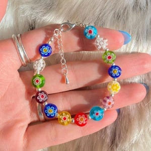 Millefiori-glasblomarmband, stapelarmband från år 2000, färgglada pärlsmycken, handgjord present i Murano-stil till henne, sommararmband