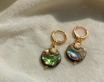 Orecchini a conchiglia di abalone, orecchini a cerchio placcati in oro, delicati cerchi dorati, gioielli iridescenti da sirena, regalo per lei, orecchini multicolore a tema oceano