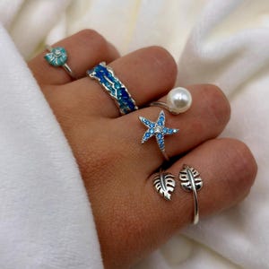 Op de afbeelding: Een rustiek houten bord met de tekst "Welcome to our home" in witte letters. Het bord heeft een verweerde afwerking en een eenvoudig, uitnodigend ontwerp, ideaal voor een veranda of entree.