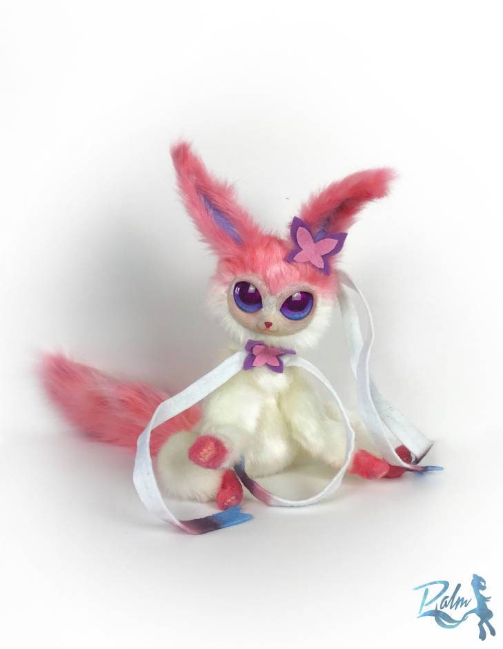 Flexible Lexy Verwendet Einige Flippige Spielzeuge Flexible Lexy Verwendet Einige Flippige Spielzeuge