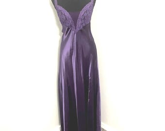 Vintage des années 90 VICTORIAS SECRET Gold Label L robe longue fendue en dentelle satinée violette