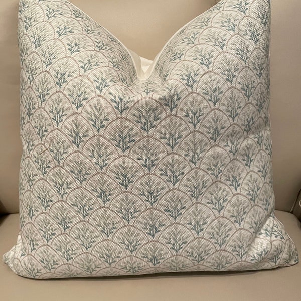 Mintgrüner und weißer, dekorativer Kissenbezug mit feinen Blattgittern – Vern Yip Fabriccut