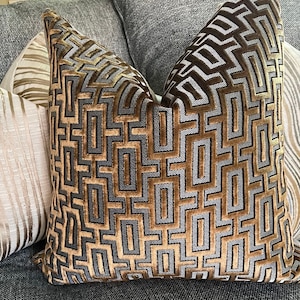 Capa de almofada decorativa geométrica em veludo bronze - Veludo luxuoso com corte em tom bronze sobre fundo cinza escuro - feita à mão nos EUA