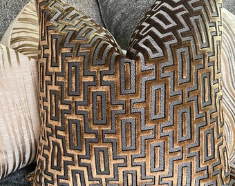 NOUVEAU ! Housse de coussin décorative design velours géométrique bronze - Luxueux velours coupé bronze sur fond gris foncé - Tissu design Bergman