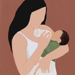 以下が含まれることがあります： 黒髪の長い女性が赤ちゃんを抱っこして、哺乳瓶でミルクを飲ませています。赤ちゃんは緑色のシャツと白いズボンを履いています。女性は白いタンクトップを着ています。
