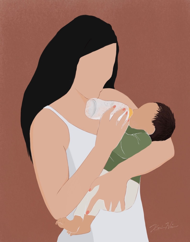 以下が含まれることがあります： 黒髪の長い女性が赤ちゃんを抱っこして、哺乳瓶でミルクを飲ませています。赤ちゃんは緑色のシャツと白いズボンを履いています。女性は白いタンクトップを着ています。