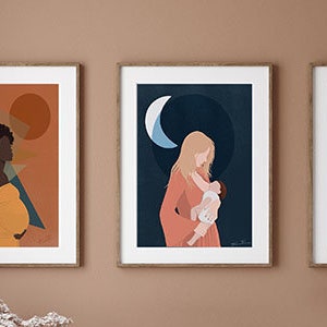 Op de afbeelding: Drie ingelijste kunstdrukken over het thema moederschap. De eerste prent toont een zwangere persoon in een gele jurk tegen een oranje achtergrond. De tweede toont een persoon die een baby vasthoudt onder een halve maan. De derde toont een persoon die een baby vasthoudt.