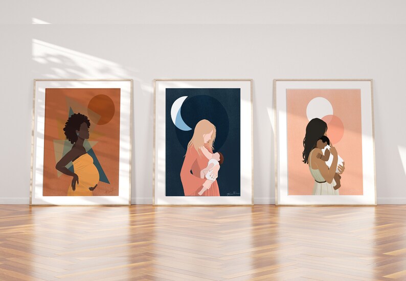 Op de afbeelding: Drie ingelijste kunstdrukken met gouden frames. De prints tonen illustraties van vrouwen en baby's. De eerste print toont een zwangere vrouw in een gele jurk. De tweede print toont een vrouw die een baby vasthoudt. De derde print toont een vrouw die een baby vasthoudt.