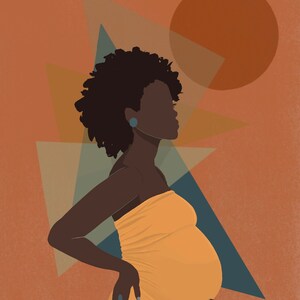 Op de afbeelding: Illustratie van een zwangere persoon in profiel, gekleed in een gele jurk. De achtergrond bevat geometrische vormen in tinten oranje, blauwgroen en bruin. De persoon heeft een donkere huid en krullend haar, met een blauwe oorbel en nagellak.