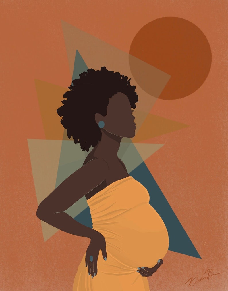 Op de afbeelding: Illustratie van een zwangere persoon in profiel, gekleed in een gele jurk. De achtergrond bevat geometrische vormen in tinten oranje, blauwgroen en bruin. De persoon heeft een donkere huid en krullend haar, met een blauwe oorbel en nagellak.