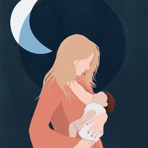 Op de afbeelding: Digitale kunstprint van een moeder die haar baby borstvoeding geeft. Het kunstwerk toont een vrouw in een koraalkleurige jurk die een baby vasthoudt, tegen een donkerblauwe achtergrond met een halve maan.
