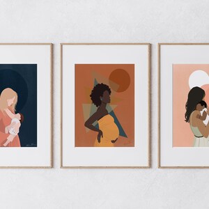 Op de afbeelding: Set van drie ingelijste kunstdrukken. Elke print toont een illustratie van een vrouw met een kind. Het kleurenpalet omvat tinten oranje, blauw en perzik. De kunststijl is minimalistisch met geometrische vormen.