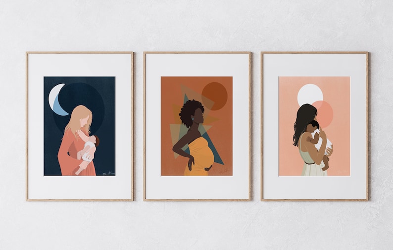 Op de afbeelding: Set van drie ingelijste kunstdrukken. Elke print toont een illustratie van een vrouw met een kind. Het kleurenpalet omvat tinten oranje, blauw en perzik. De kunststijl is minimalistisch met geometrische vormen.