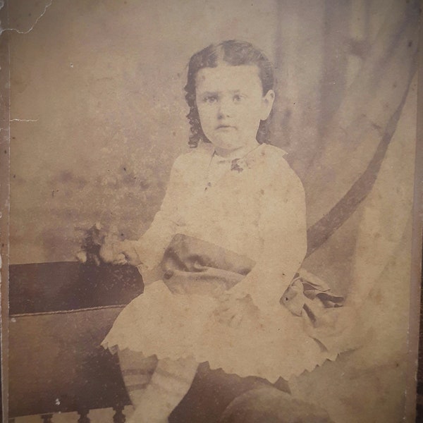 Victorian Cabinet Card Photo Of Young Girl (1880s)