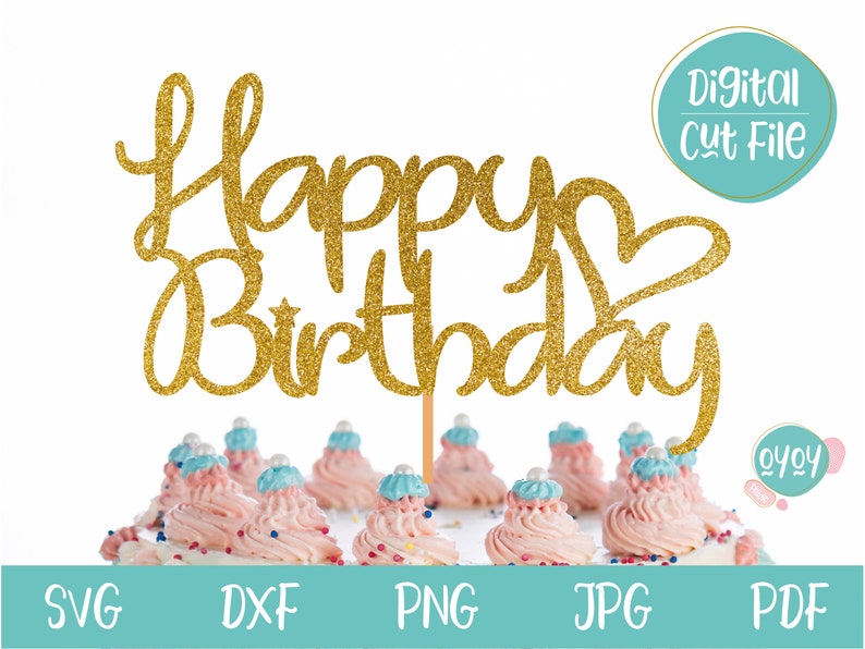 Op de afbeelding: Gouden glitter Happy Birthday taarttopper met een hart in de "y" van birthday. De topper is op een taart met roze glazuur en blauwe en witte sprinkles.