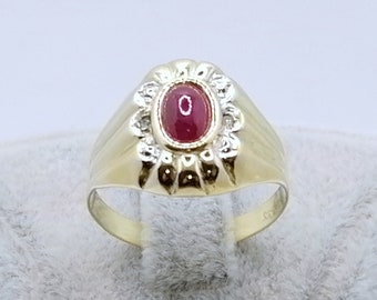 Ring Gold 333er mit Rubin Cabochon und Diamantsplitter Gr. 53